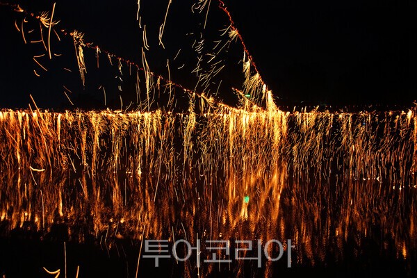 ​무주안성 두문마을의 낙화놀이 장면_사진 / 투어코리아 유지훈 기자​