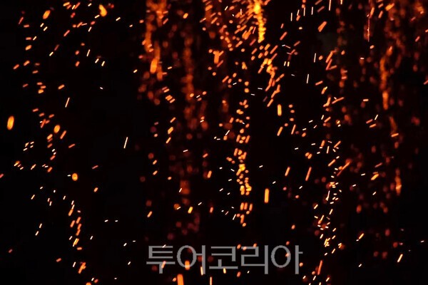 ​무주안성 두문마을의 낙화놀이 장면_사진 / 투어코리아 유지훈 기자​