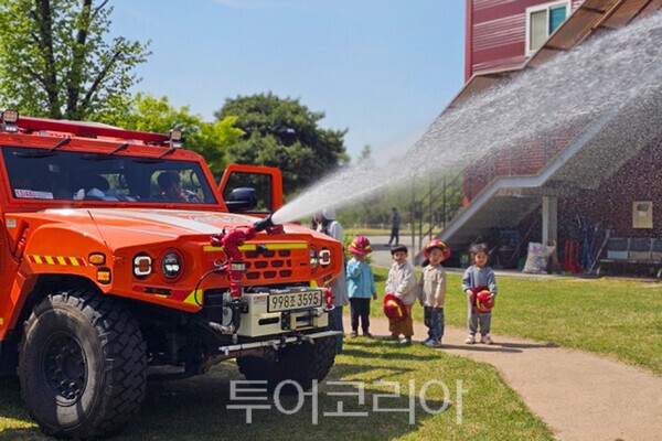 사진 / 산불진화차와 함께 진화하는 모습_부여국유림관리소 제공