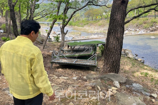 사진 / 정연국 중부지방산림청장이 괴산 사담계곡 불법시설물을 점검하는 모습_ 제중부지방산림청 제공