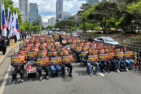 전국금융산업노동조합 NH농협지부가 28일 서울 여의도 국회의사당 앞에서 '농협법 개악 저지 및 강호동 회장 퇴진 촉구 전 간부 집회'를 진행하고 있다. (사진=성상영 기자)