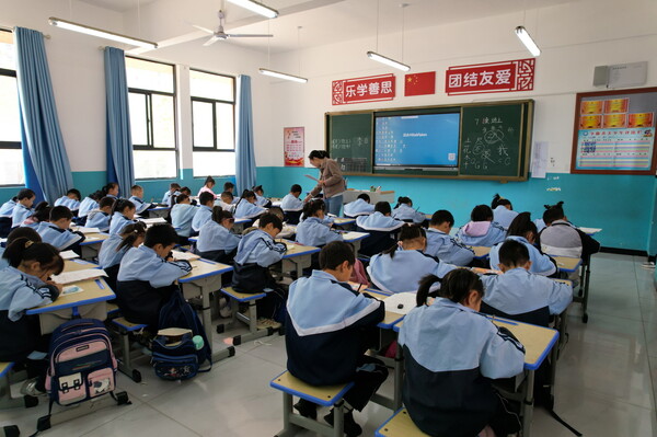 세라젬 '희망소학교 17호’ 학생들이 기증 기자재로 수업에 참여하고 있는 모습(사진=세라젬 제공)