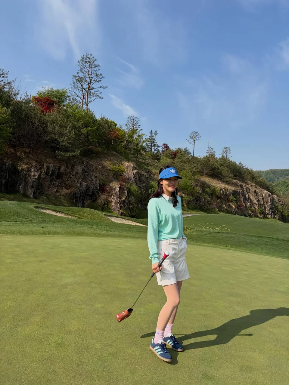 민트 크루넥 스웨터 + 화이트 카고 쇼츠 + 블루 바이저 캡 + 네이비 삼선 스니커즈 / 사진=강승현 인스타그램 (@hyoni_kang)