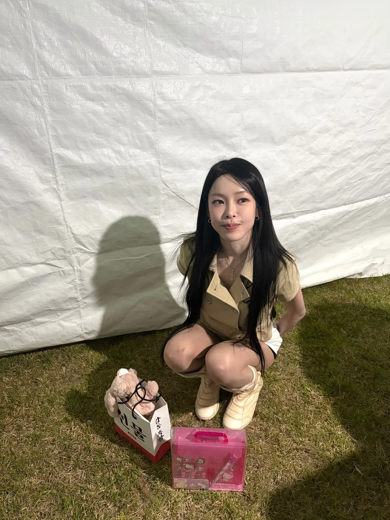 카키 더블브레스트 크롭 재킷 + 화이트 미니 쇼츠 + 카키 무릎 부츠, 야외 축제 현장 / 사진=헤이즈 인스타그램 (@heizeheize)