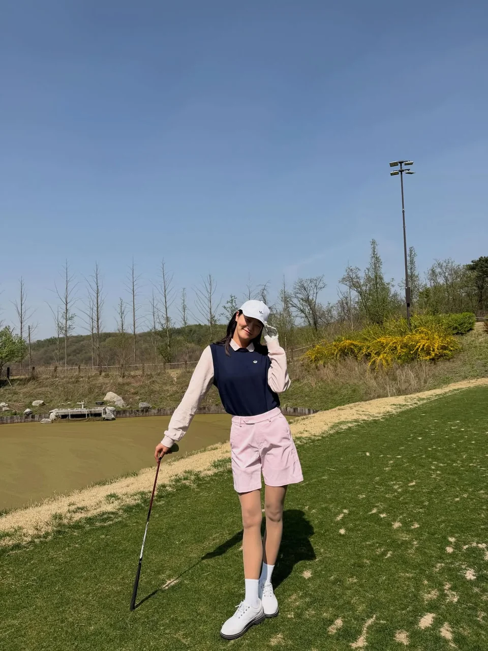 크림 긴소매 이너 + 네이비 칼라 조끼 + 핑크 쇼츠 + 화이트 볼캡 + 화이트 골프화 / 사진=강승현 인스타그램 (@hyoni_kang)