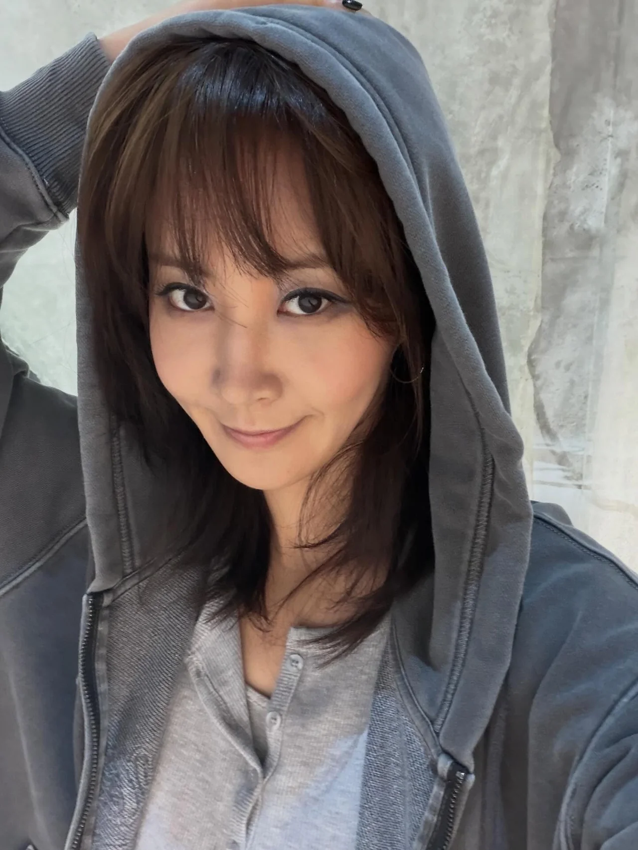 그레이 집업 후드 착용 클로즈업 셀카 / 사진=권유리 인스타그램 (@yulyulk)