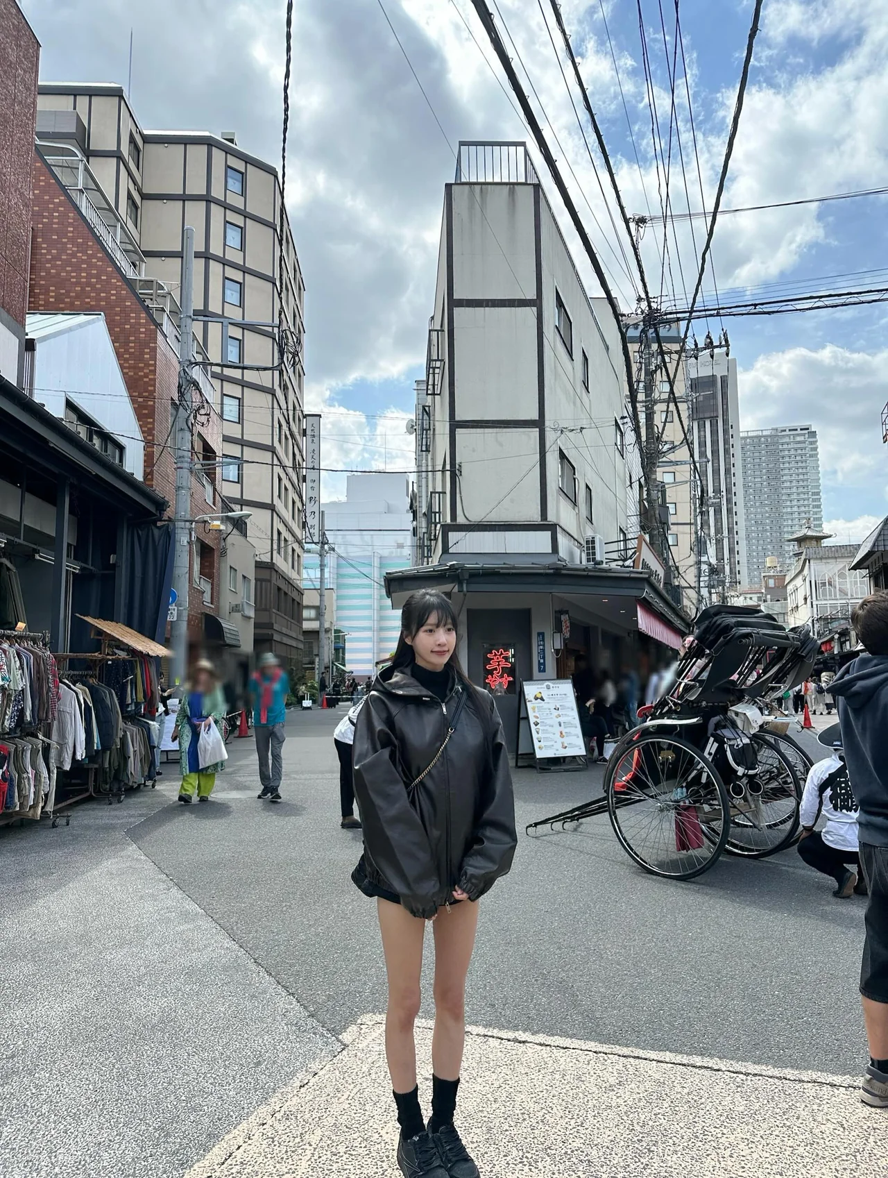 하의실종 레더 재킷 전신 컷, 아사쿠사 거리 / 사진=이미주 인스타그램 (@queen.chu_s)