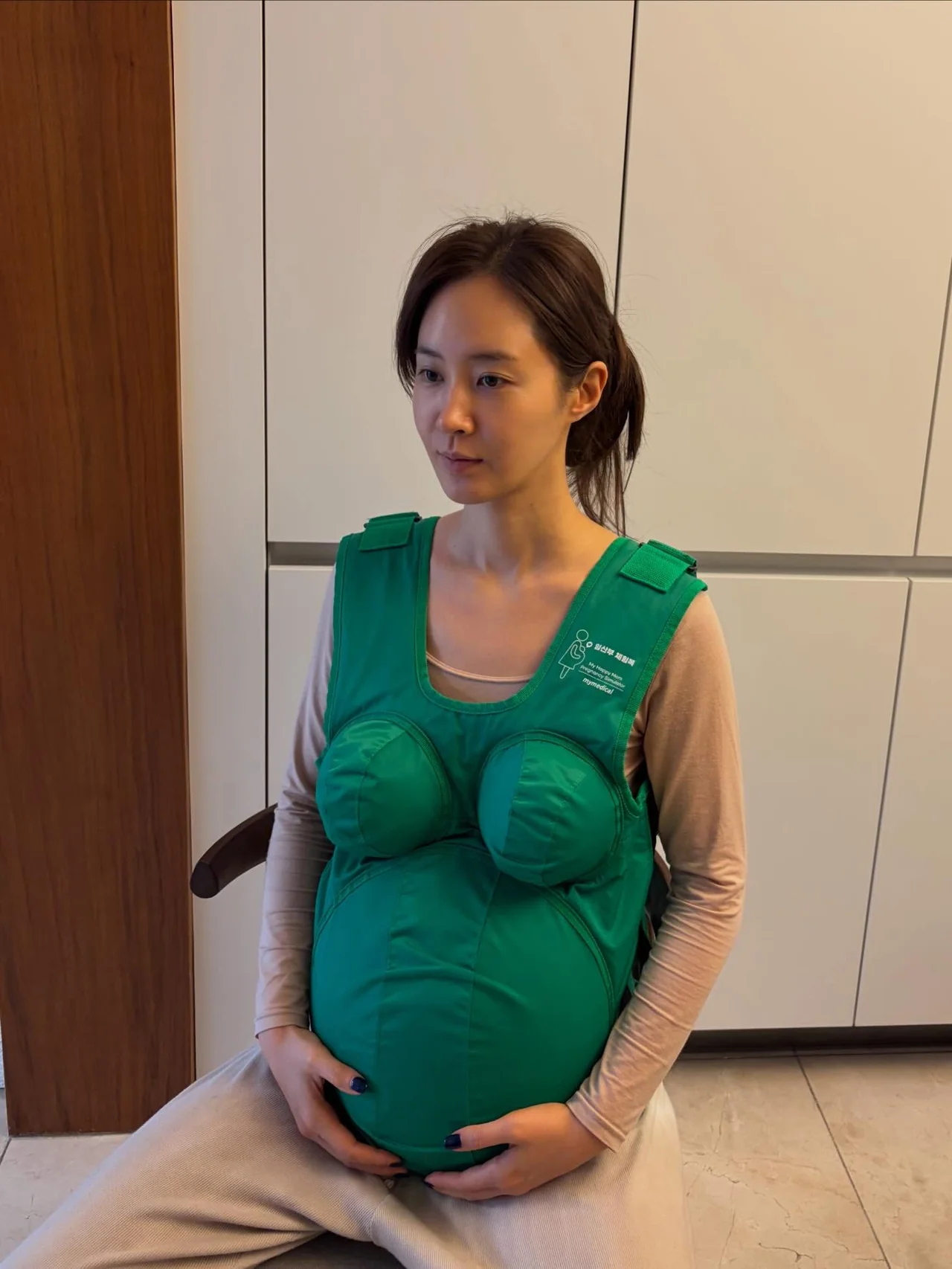 임산부 체험복 착용 역할 준비 비하인드 컷 / 사진=권유리 인스타그램 (@yulyulk)