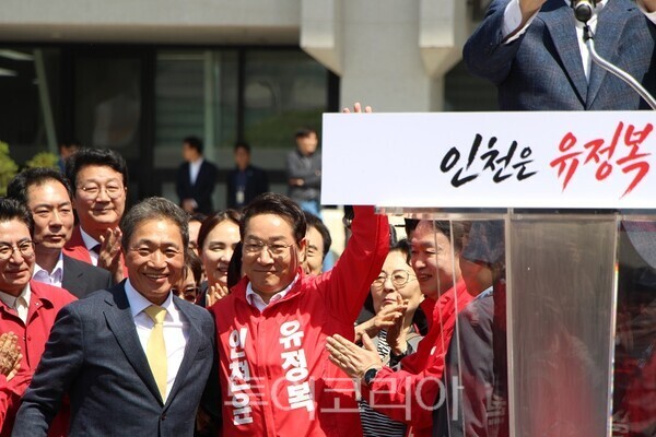 유정복 인천시장이 29일 인천시청 애뜰광장에서 기자회견을 열고 '인천국제자유특별시' 완성을 핵심 공약으로 내걸며 민선 9기 인천시장 선거 출마를 공식 선언하고 있다. 2026.04.29. / 투어코리아 이창호 기자