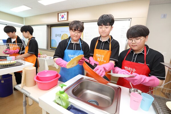  지난 28일 청주 청원구 생명중학교에서 진행된 ‘빌려쓰는 지구스쿨’ 수업 현장(사진=LG생활건강 제공)