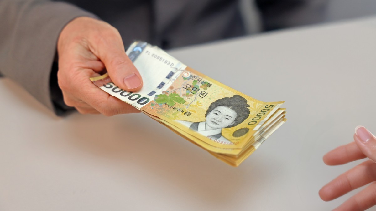 한국 지폐를 건네고 있다. / VPLAB-shutterstock