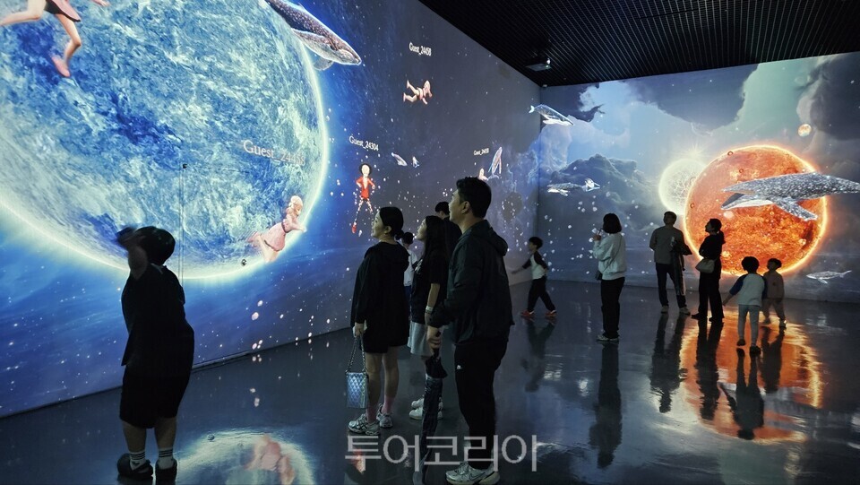 유교랜드 유니버스 전시를 관람하는 관람객들/사진=경상북도문화관광공사