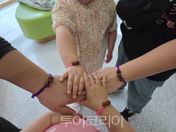 사진 / 남해편백휴양림-편백팔찌 만들기_국립자연휴양림관리소 제공