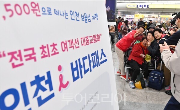 국민의힘 유정복 인천시장 선거 예비후보가 30일 오전 연안여객터미널에서 배를 기다리는 관광객들에게 인사를 나누고 사진을 함께 촬영하자는 제의에 셀카 촬영을 하고 있다.