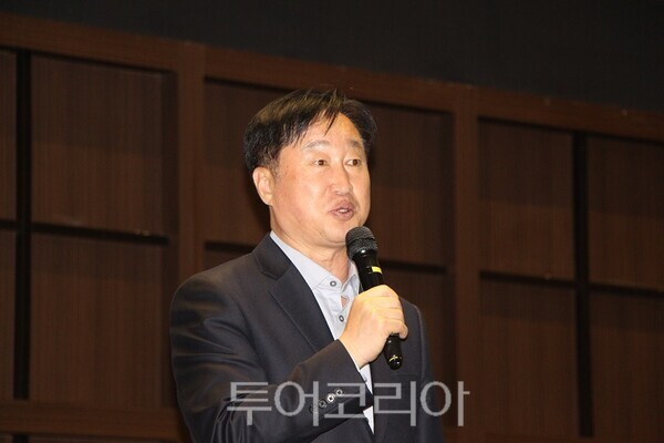 29일 수원컨벤션센터에서 K뷰티전문가연합회 주최로 열린 '제23회 IBAC 국제뷰티아트컨퍼런스'에서 김준혁 더불어민주당 의원이 축사를 하고 있다. 2026.04.29. / 투어코리아 이창호 기자