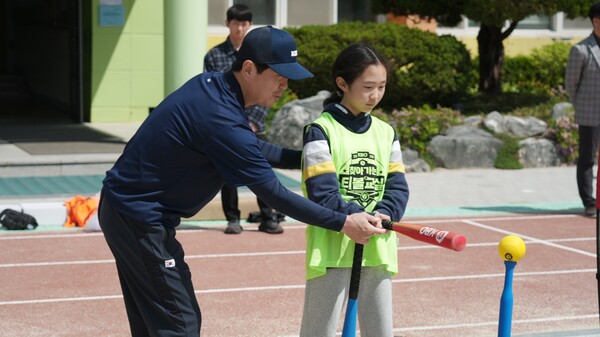 KBO가 4월 29일 서울 성북초등학교에서 ‘2026 KBO 찾아가는 티볼교실’ 첫 수업을 열었다(사진=KBO)