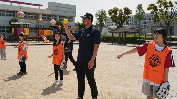 KBO가 4월 29일 서울 성북초등학교에서 ‘2026 KBO 찾아가는 티볼교실’ 첫 수업을 열었다(사진=KBO)