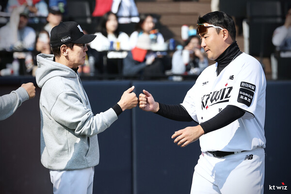 이강철 감독과 장성우(사진=KT)