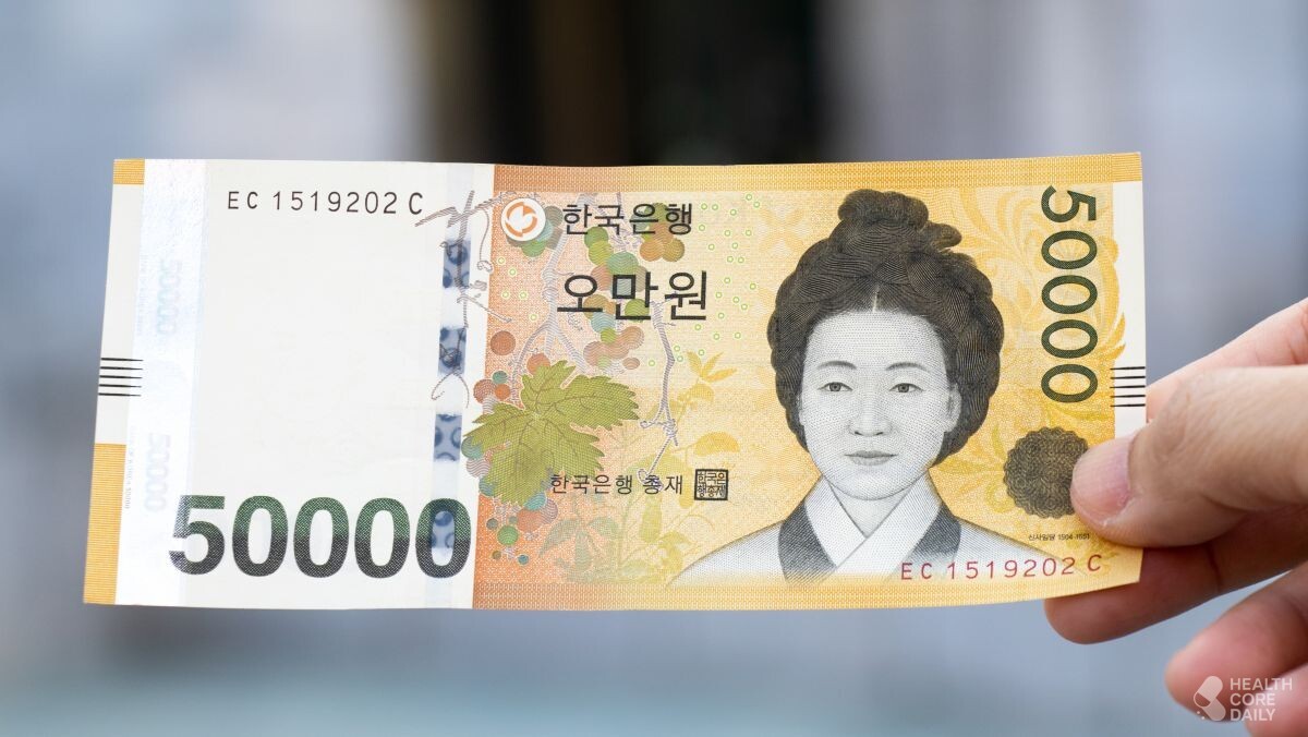 한국 지폐 5만 원권을 들고 있는 모습. / Bankrx-shutterstock