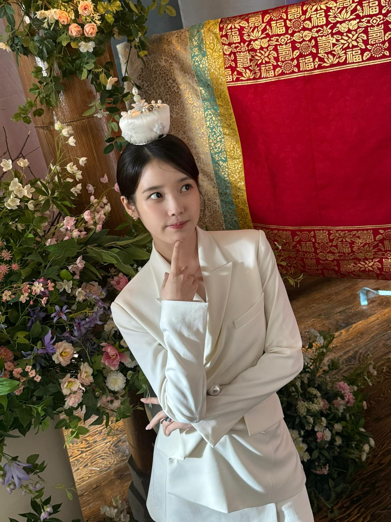 크림 화이트 수트 차림으로 촬영 현장에 나타난 아이유 / 사진=아아유 인스타그램 (@dlwlrma)