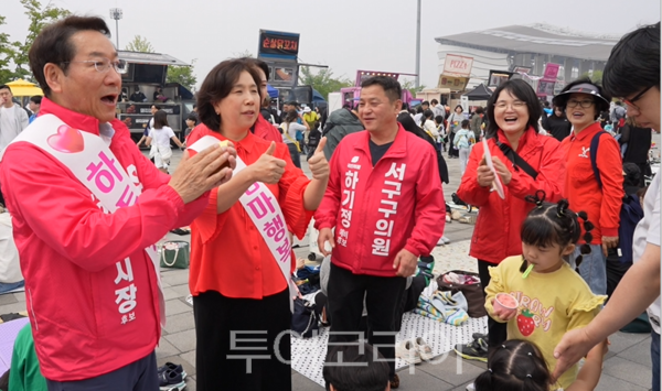 유정복 국민의힘 인천시장 예비후보와 아내 최은영 여사 등이 ７남매 부모에게 격려의 박수를 보내고 있다. (사진= 유정복 예비후보실)