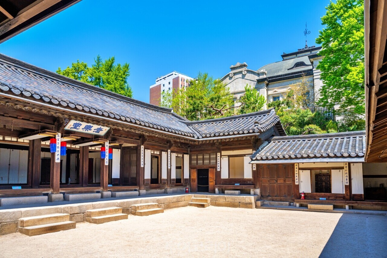 흥선대원군 거처였던 운현궁 사랑채 노안당 운현궁 안채 이로당, 뒤에 운현궁 양관 건물이 보임 운현궁 노안당에서 여유를 즐기고 있는 방문객 서울우리소리박물관 각종 민요를 들어볼 수 있다. / 사진-서울관광재단