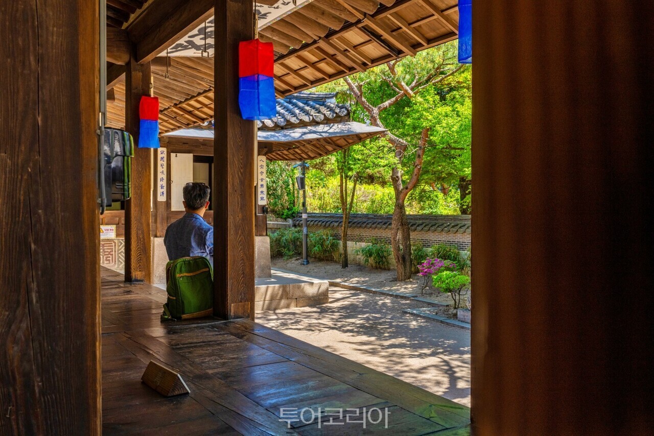 흥선대원군 거처였던 운현궁 사랑채 노안당 운현궁 안채 이로당, 뒤에 운현궁 양관 건물이 보임 운현궁 노안당에서 여유를 즐기고 있는 방문객 서울우리소리박물관 각종 민요를 들어볼 수 있다. / 사진-서울관광재단