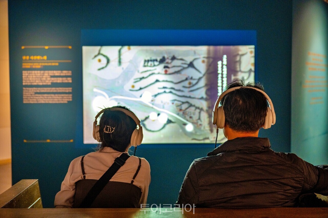 흥선대원군 거처였던 운현궁 사랑채 노안당 운현궁 안채 이로당, 뒤에 운현궁 양관 건물이 보임 운현궁 노안당에서 여유를 즐기고 있는 방문객 서울우리소리박물관 각종 민요를 들어볼 수 있다. / 사진-서울관광재단
