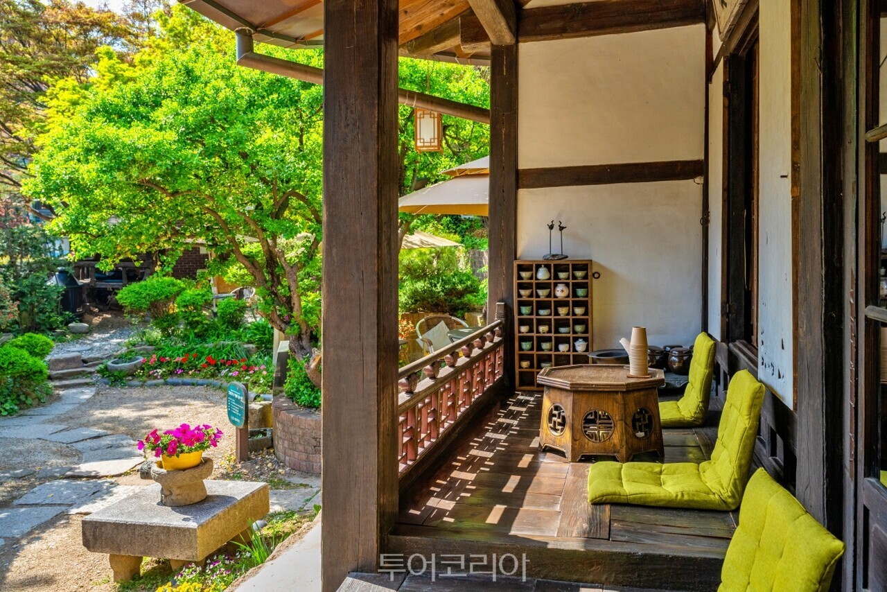 최순우옛집 뒷뜰 풍경 수연산방 기품이 느껴지는 외관 수연산방 봄볕드는 툇마루 좌석 수연산방 누마루의 내부 모습 / 사진-서울관광재단