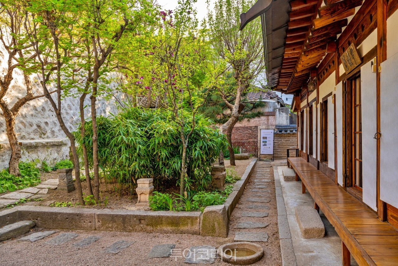 최순우옛집 뒷뜰 풍경 수연산방 기품이 느껴지는 외관 수연산방 봄볕드는 툇마루 좌석 수연산방 누마루의 내부 모습 / 사진-서울관광재단