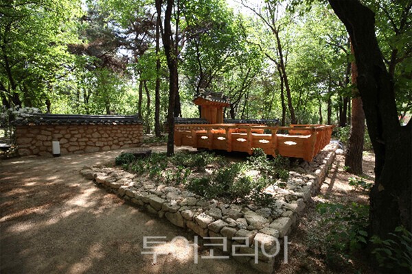 사진_누마루와 하오(꽃을 심은 작은 흙담) / 국가유산청 제공
