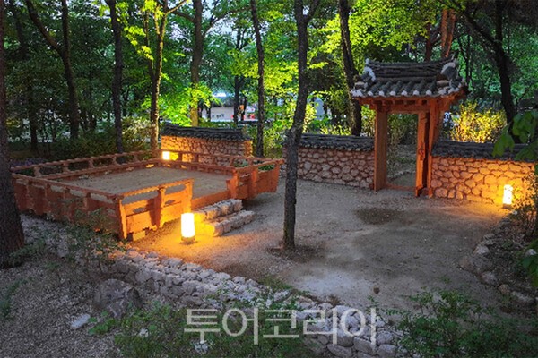 사진_마당전경(야간) / 국가유산청 제공