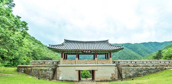 "1-1 5월 mvti 포스터" "1-4상주 동학교당" "1-3 경주 용담정 전경" "1-2 문경 고모산성 전경" /사진-경북문화관광공사