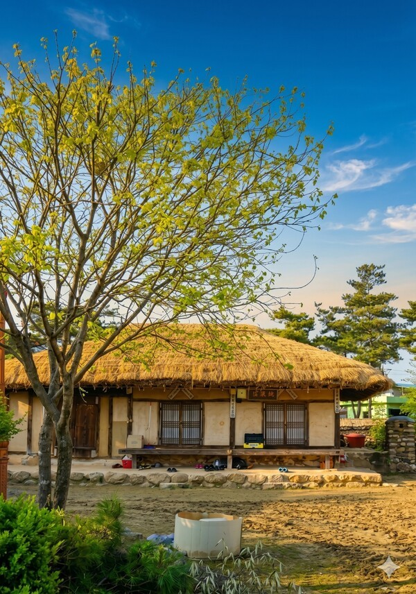 "1-1 5월 mvti 포스터" "1-4상주 동학교당" "1-3 경주 용담정 전경" "1-2 문경 고모산성 전경" /사진-경북문화관광공사