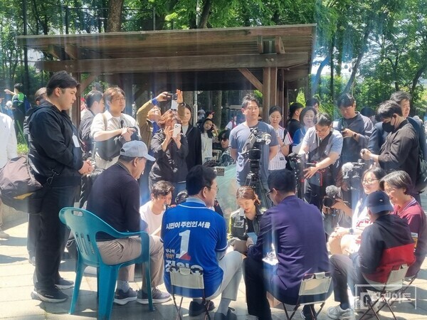 잠실야구장에서 간담회를 진행한 정원호 후보, 김인식 전 감독, 박동희 대표기자(사진=더게이트 DB)