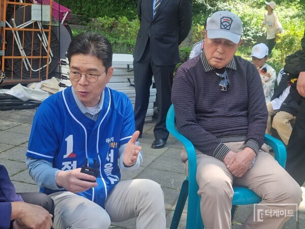잠실야구장에서 간담회를 진행한 정원호 후보, 김인식 전 감독(사진=더게이트 DB)