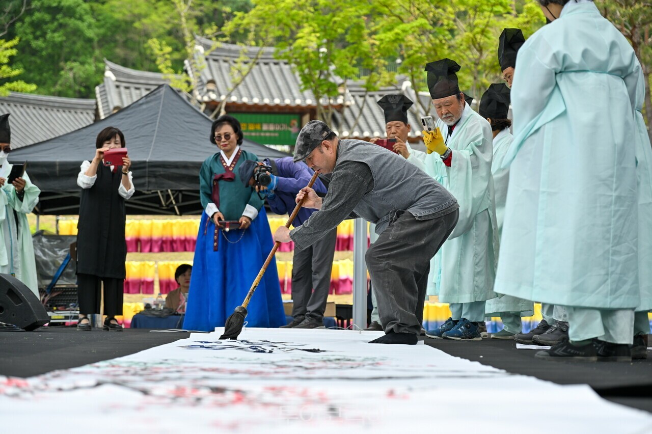 영주 향교의 붓글씨 퍼포먼스가 진행되고 있다   / 사진-영주시