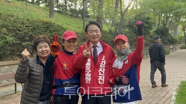 국민의힘 김찬진 제물포구청장 후보가 1일 인천의 명소인 자유공원과 월미도 일대에서 주민들을 만나 지역 맞춤형 공약을 약속했다.