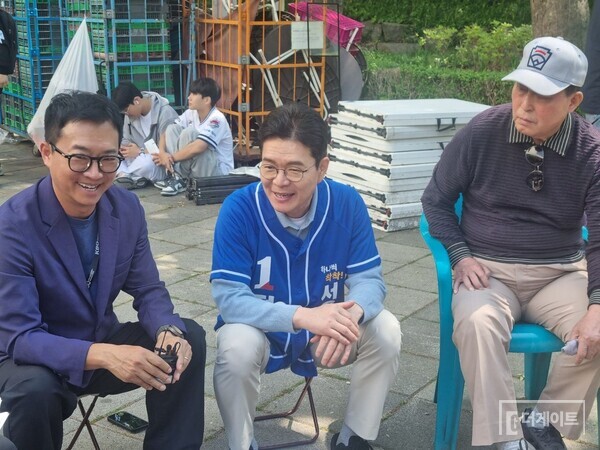 박동희 대표기자와 정원호 서울시장 후보, 김인식 전 감독(사진=더게이트 DB)