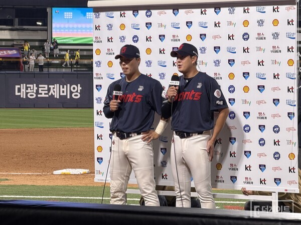 방송사 인터뷰하는 고승민과 나승엽(사진=롯데)