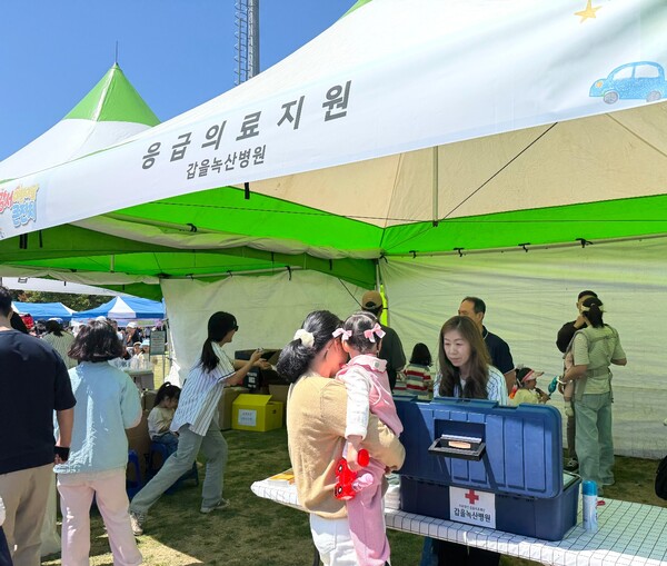갑을녹산병원 의료지원팀이 제4회 강서어린이날 큰잔치 행사에서 의료서비스를 지원하는 모습(사진=갑을의료재단 제공)