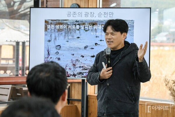 전남대 박구용 철학과 교수는 학문적 상아탑에 머물지 않고, 우리 사회의 아픔과 현안을 철학의 언어로 풀어내는 지식인이자 우리 시대 실천적 지성을 대표하는 공공철학자다. 그는 강단에 안주하지 않고, 시민을 상대로 철학의 유용성과 깊이를 전달하는 '찾아가는 철학자'로 더 유명하다(사진=더게이트)