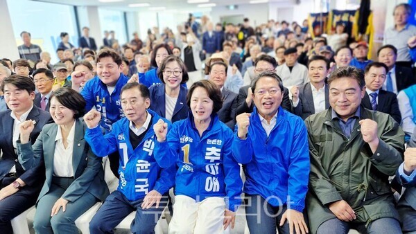 박윤국 포천시장 선거사무소 개소식(우로부터 박지혜 국회의원, 박윤국 후보, 추미애 후보, 김승원 민주당 경기도당위원장, 이원종 배우)/투어코리아뉴스 정명달 기자    사진=정명달 기자