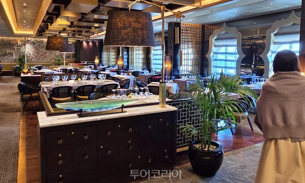 선내 레스토랑. 바다뷰를 즐기며 여유로운 식사를 즐길 수 있다. /사진-투어코리아