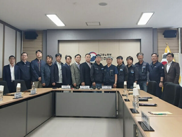 BGF로지스와 민주노총 공공운수노조 화물연대본부 관계자들이 30일 고용노동부 진주지청에서 단체합의서 조인식을 진행한 뒤 기념촬영을 하고 있는 모습(사진=화물연대본부)