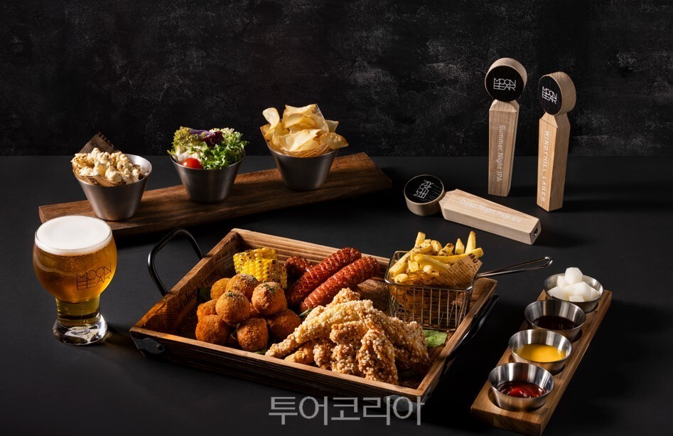 문베어 X 교촌 치킨 치맥 프로모션을 진행한다./사진-코트야드 타임스퀘어