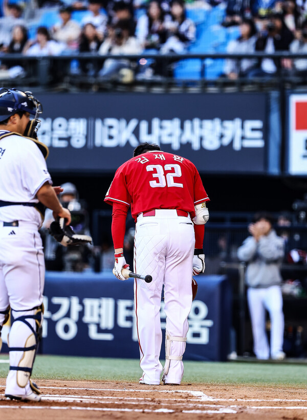 김재환이 인사하는 장면(사진=SSG)