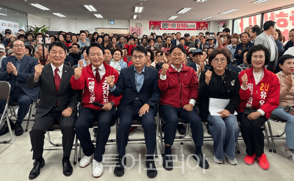 국민의힘 김찬진 제물포구청장 후보가 9일 선거사무소 개소식을 개최하고 있다.