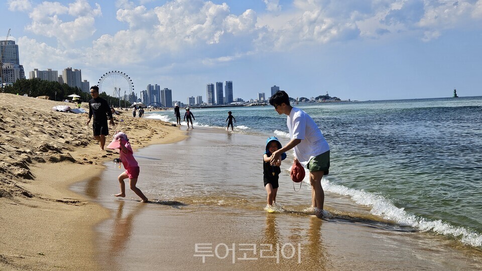 속초해수욕장에서 물놀이하는 가족  ⓒ투어코리아