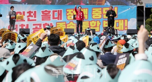 유정복 인천시장 후보가 10일 인천시청 애뜰광장에서 열린‘인천시민 궐기대회’에 참석해 구호를 외치고 있다.